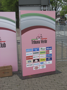 905291 Afbeelding van een bord met de sponsorlogo's van de 'Giro d'Italia', bij het VIP-dorp op het Veemarktplein te ...